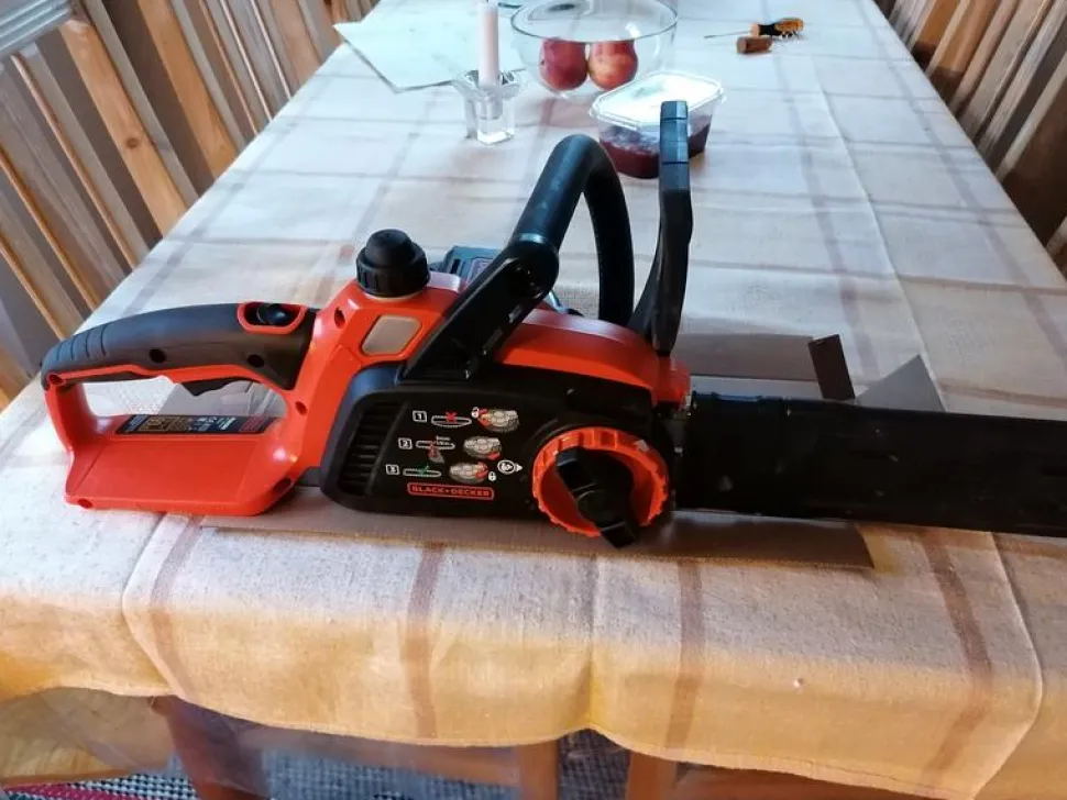 Akkumoottorisaha Black+Decker GKC1825L20 18V 2,0 Ah akulla