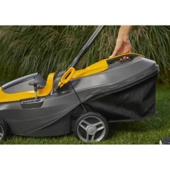 Akkuruohonleikkuri Stiga Collector 136E Kit 20V 2x2,0 Ah akuilla
