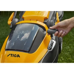 Akkuruohonleikkuri Stiga Collector 136E Kit 20V 2x2,0 Ah akuilla