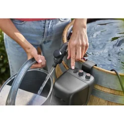 Akkusadevesipainepumppu Gardena 2400 Comfort Auto 18V P4A akulla