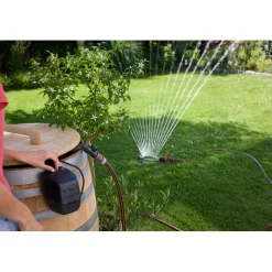 Akkusadevesipainepumppu Gardena 2400 Comfort Auto 18V P4A akulla