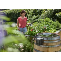 Akkusadevesipainepumppu Gardena 2600 Comfort 18V P4A akulla