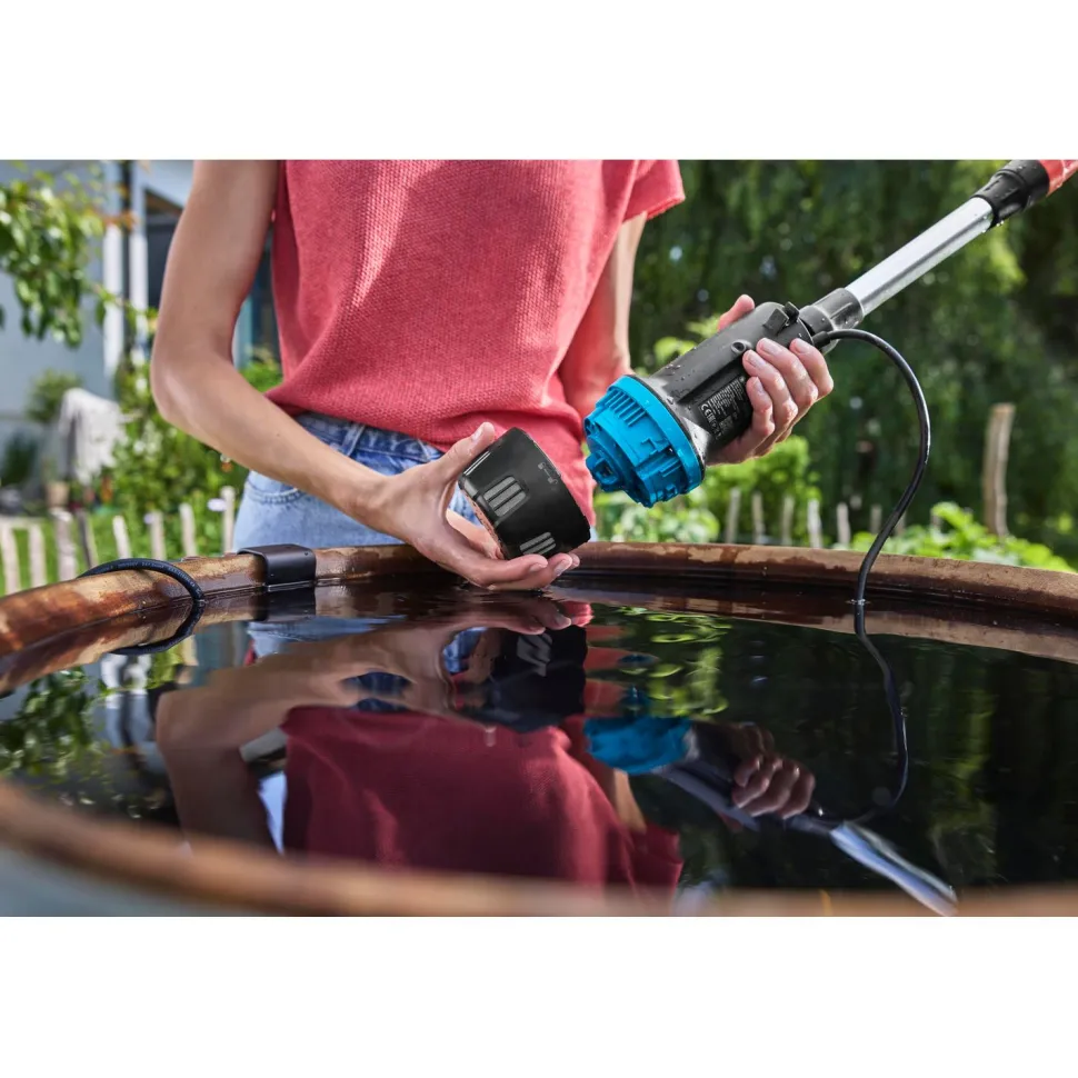 Akkusadevesipainepumppu Gardena 2600 Comfort 18V P4A akulla