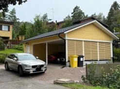 Autokatoksen runkopaketti Timburg, kahden auton seinällinen katos ja varasto, sivusta ajettava, kerrosala 17 m²