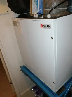Ilmanvaihtolaite ja lämpöpumppu Nilan VPL15TC pystymalli