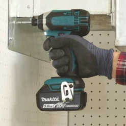 Iskevä akkuruuvinväännin Makita LXT DTD152 165Nm 18V 5,0 Ah akulla + Makpac 1