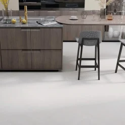 Kivikomposiittikalanruotovinyylilankku DomusFlooring Kuura valkeatammi, integroitu askeläänieriste