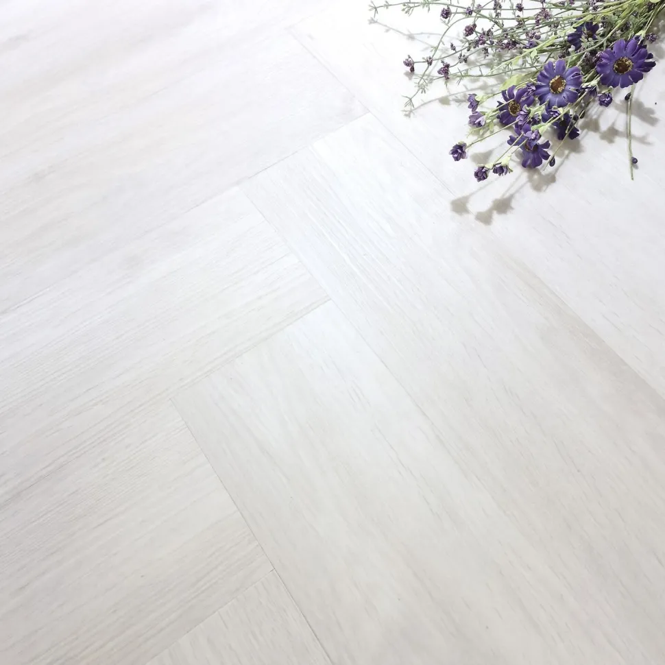 Kivikomposiittikalanruotovinyylilankku DomusFlooring Kuura valkeatammi, integroitu askeläänieriste