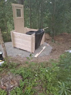 Kompostoiva puucee Ekolet Onni kompostikäymälällä