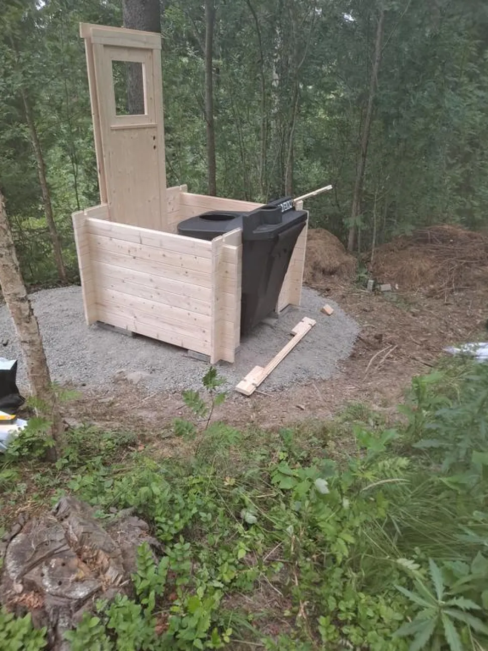 Kompostoiva puucee Ekolet Onni kompostikäymälällä