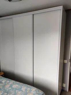 Liukuovikaappi Nettiovi 184-230cm, tangolla, hyllyillä ja laatikoilla, mittojen mukaan, eri värejä
