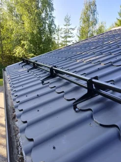 Lumiestepaketti Ruukki, tiilikuvioiduille teräskatoille (Muotokate 350),  3m, 2 lumiesteputkea + asennussarja, eri värejä