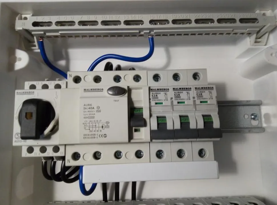 Ryhmäkeskus Malmbergs 2x12 modulia, IP40 uppoasennus