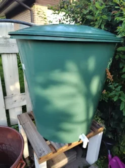 Sadevesitynnyri Garantia 210 L vihreä