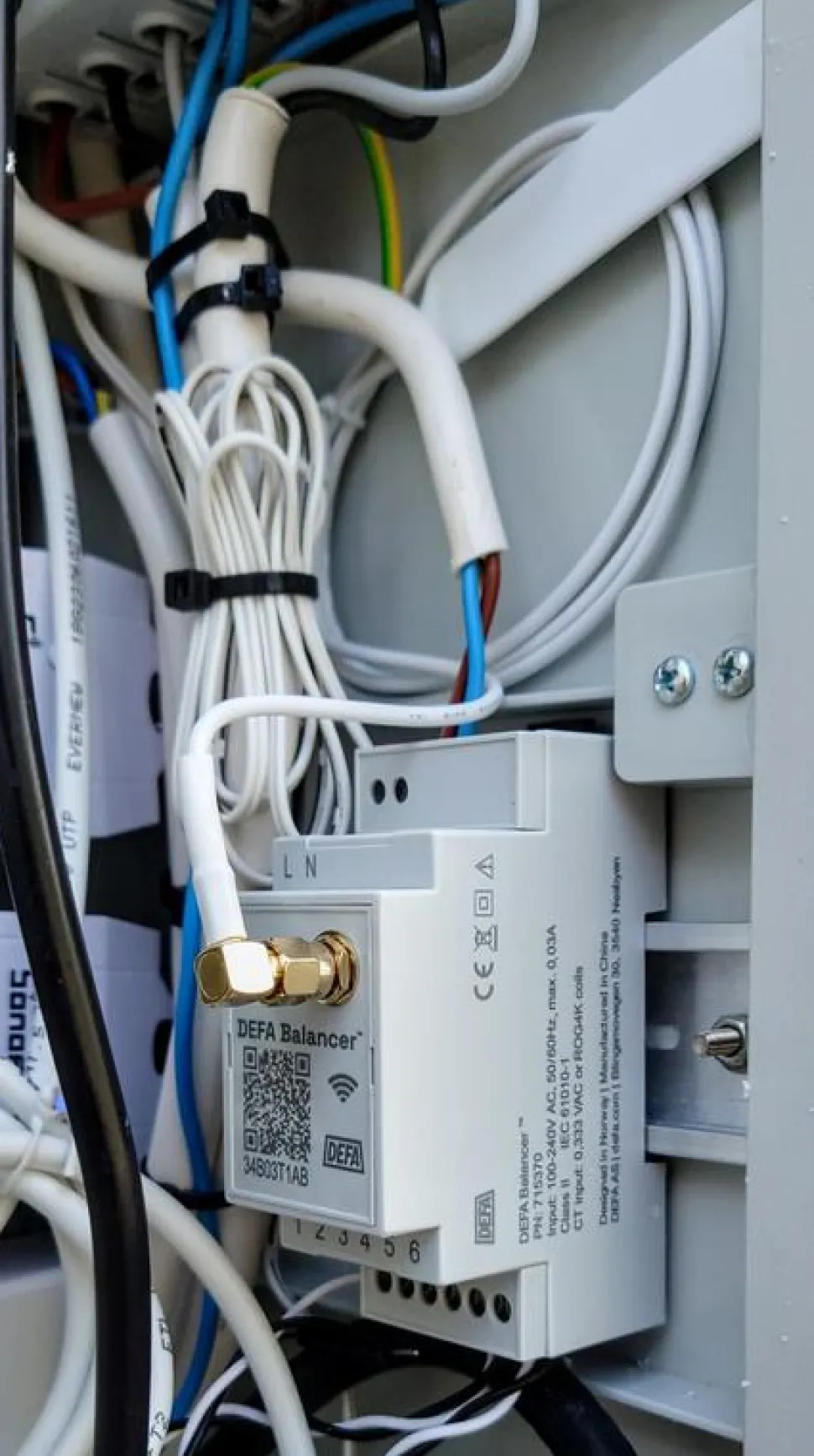 Sähköauton latausasemaohjain DEFA Balancer, dynaamiseen kuormanhallintaan