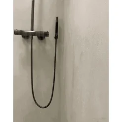 Sisustuslaasti Dekofloor Stucco märkätilaan eri värejä