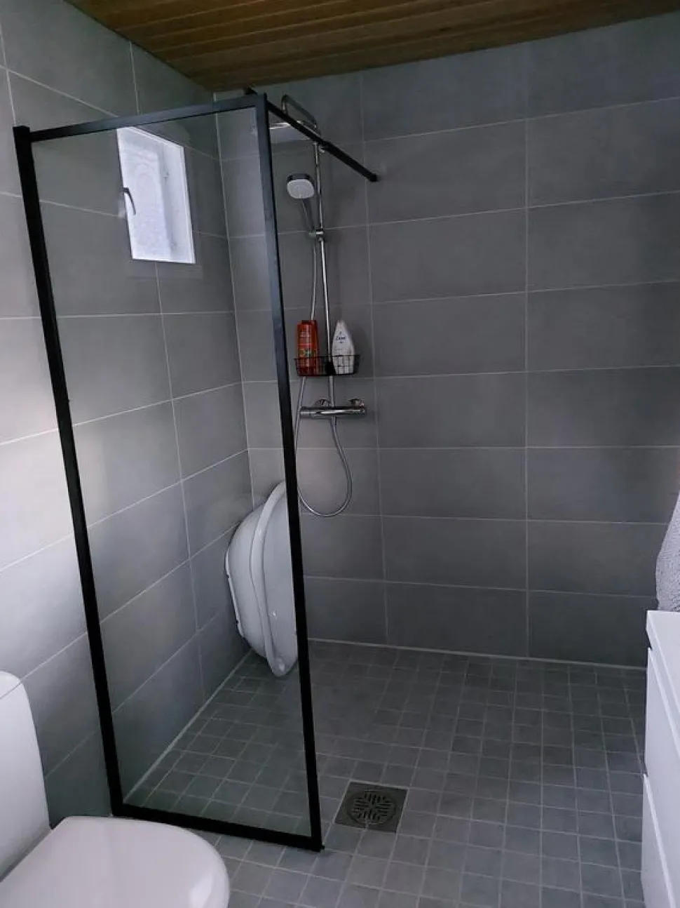 Suihkuseinä Bathlife Profil 700x2000 mm kirkas lasi musta
