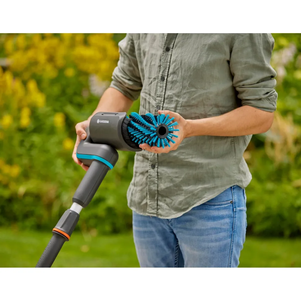 Terassipesuri Gardena AquaBrush Patio P4A 18V 2,5 Ah akulla