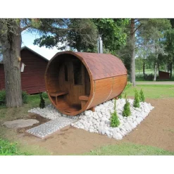Tynnyrisauna SpaDealers vaakamalli Ø200x260cm lämpöpuu sis. puukiukaan ja savupiipun