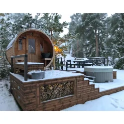 Tynnyrisauna SpaDealers vaakamalli Ø200x260cm lämpöpuu sis. puukiukaan ja savupiipun